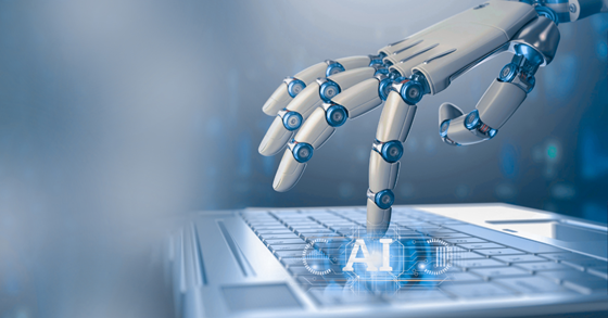 Robot hånd klikker på tastatur med teksten AI